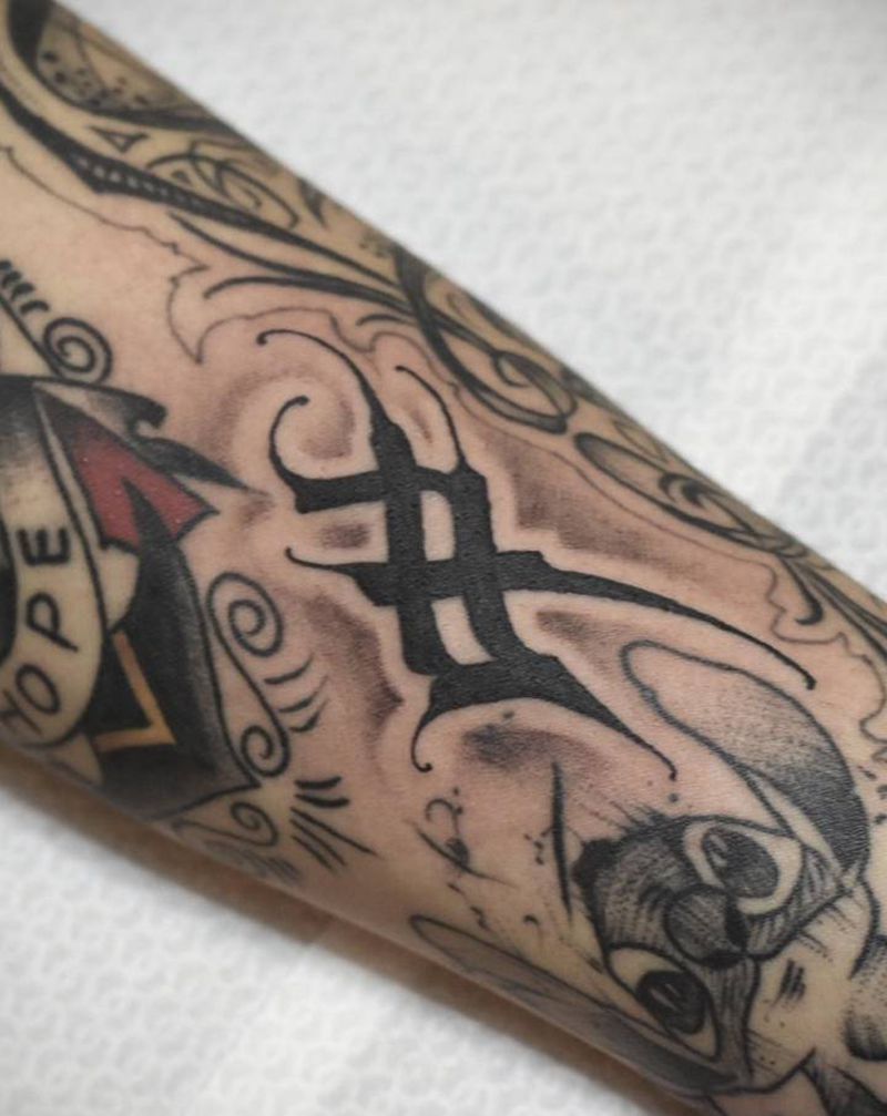 填空题平行笔字体纹身图片_手部花体字纹身图案