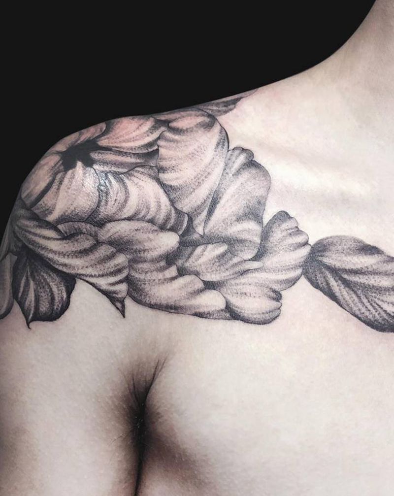 大肩花纹身图片_肩部点刺欧美写实纹身图案