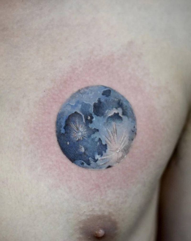 蓝色月球纹身图片_胸部水彩水墨纹身图案