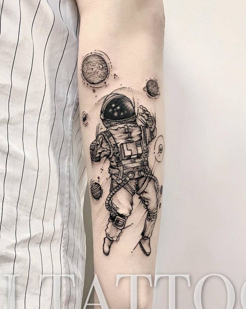 宇航员纹身图片_手部手臂几何点刺宇航员小臂纹身图案