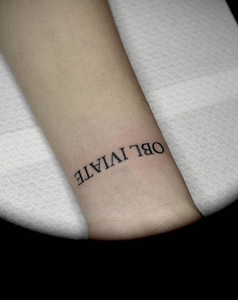 规整英文纹身图片_手部花体字纹身图案