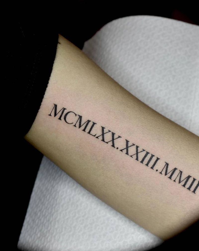 罗马数字纹身图片_手臂花体字纹身图案