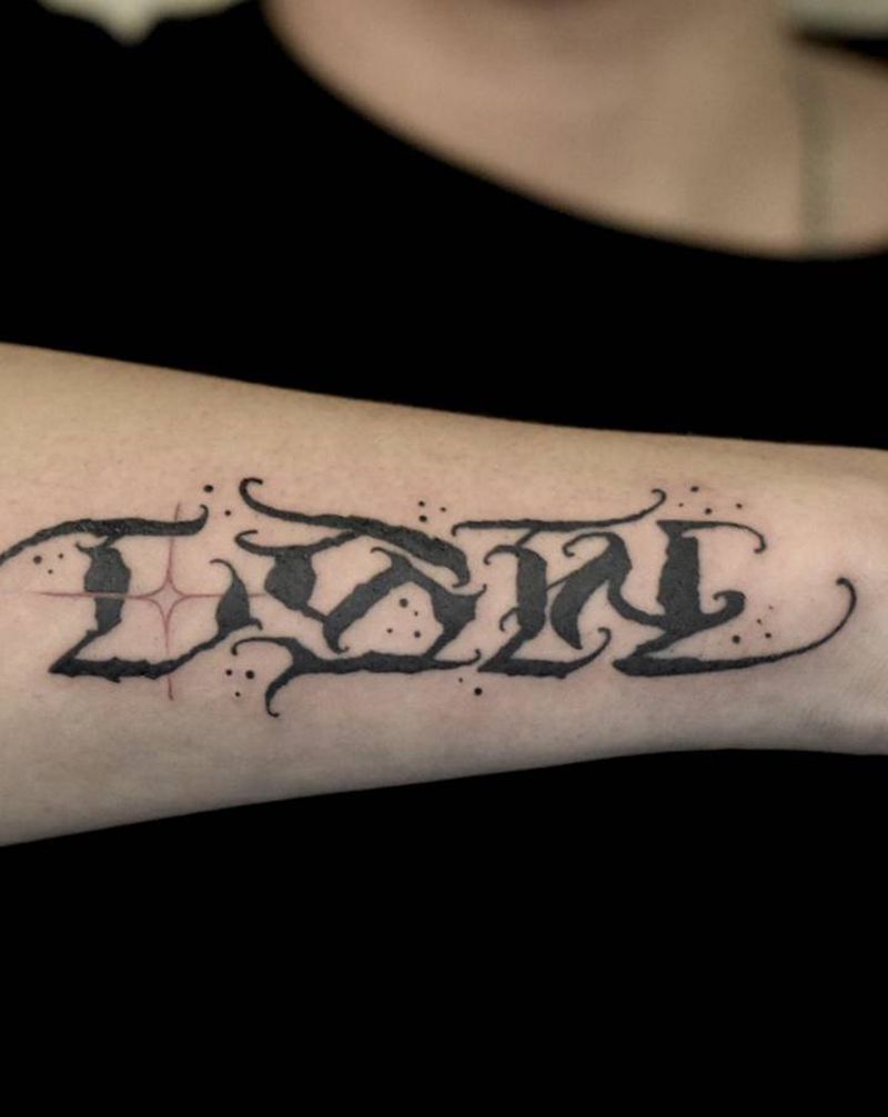 原创花体字纹身图片_手部花体字纹身图案