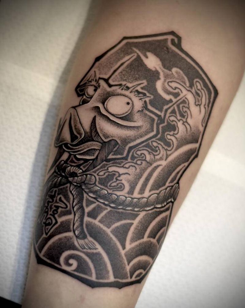 传统猪圆针打雾纹身图片_手部老传统新传统纹身图案