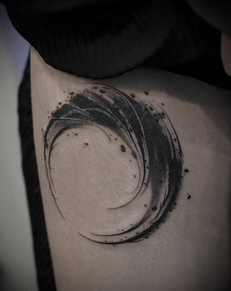 临摹bbk老师的月亮纹身图片_腿部脚部水墨花体字纹身图案