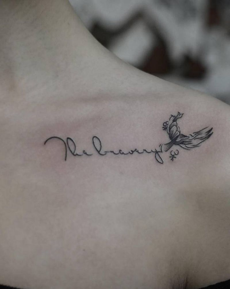 英文鲸鱼尾巴纹身图片_胸部颈部花体字几何纹身图案