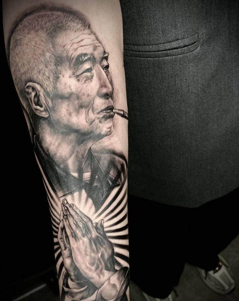 人物肖像纹身图片_手部欧美写实纹身图案