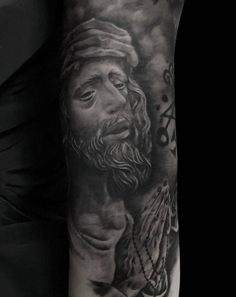 耶稣祈祷之手纹身图片_手臂欧美写实纹身图案