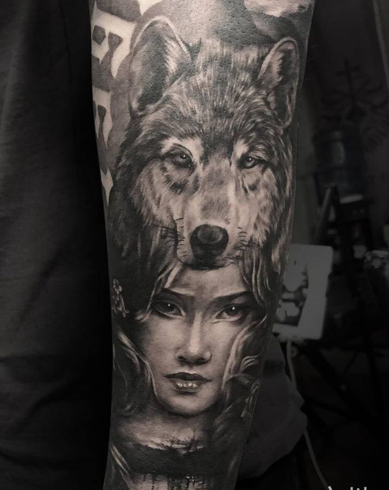 狼女纹身图片_手臂欧美写实纹身图案