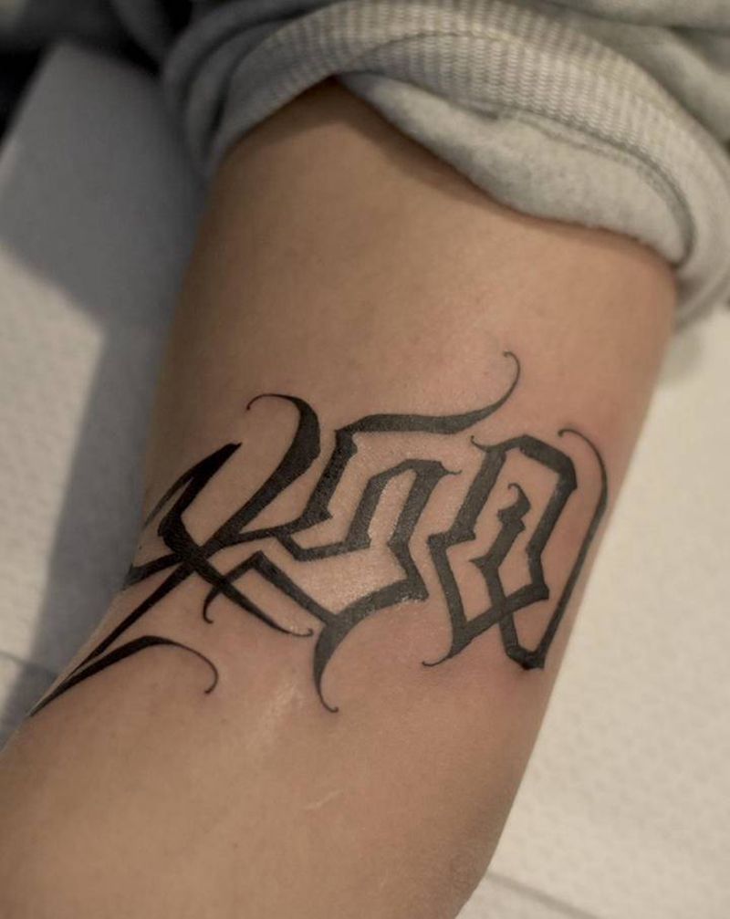 花体字纹身图片_手部花体字纹身图案