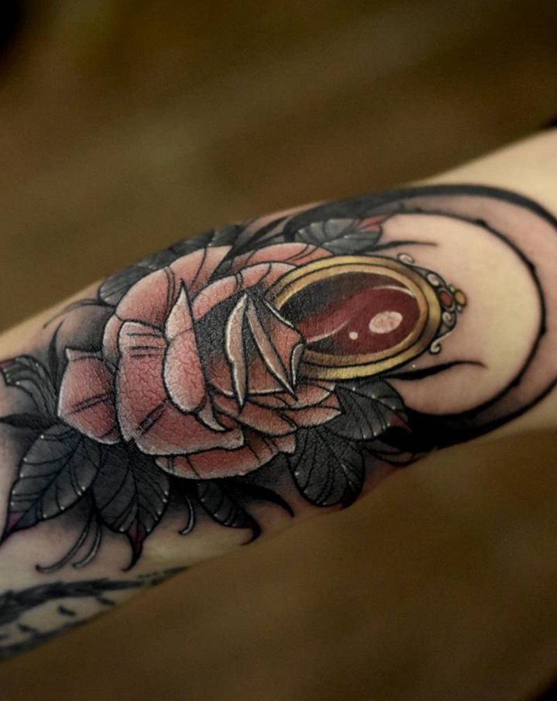 手肘玫瑰纹身图片_手部New SchoolOld School纹身图案