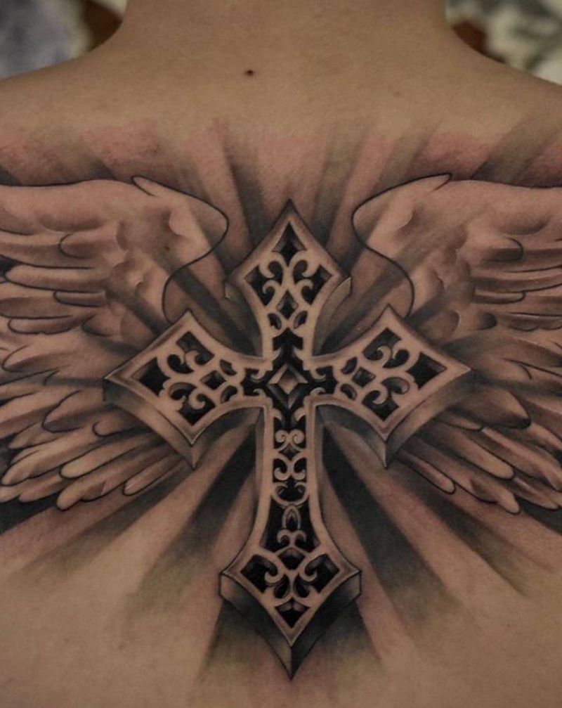 十字架翅膀纹身图片_背部欧美写实New School纹身图案