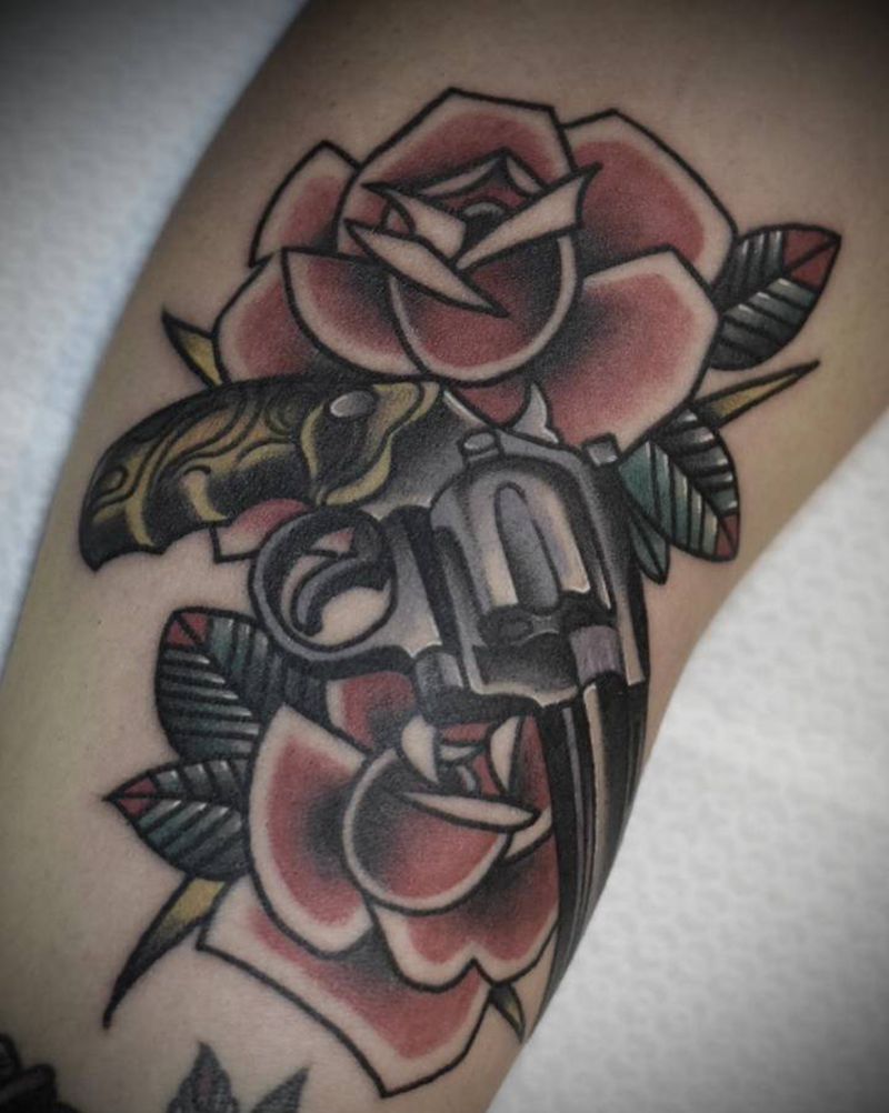 玫瑰花枪纹身图片_手臂Old SchoolNew School纹身图案