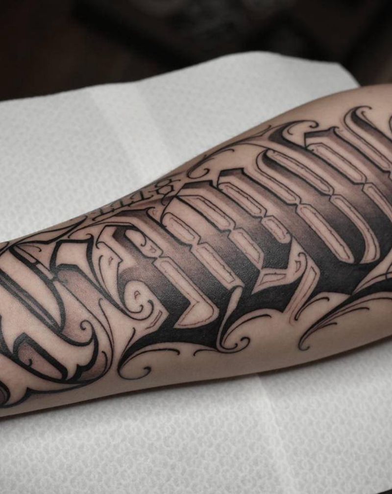 花体字family纹身图片_手臂手部花体字纹身图案