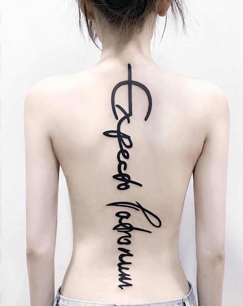 背部英文纹身图片_背部腰部花体字纹身图案