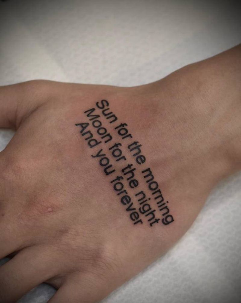 手背小英文纹身图片_手臂手部花体字纹身图案