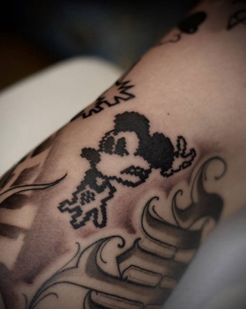 马赛克小米奇纹身图片_手部手臂图腾Old School纹身图案