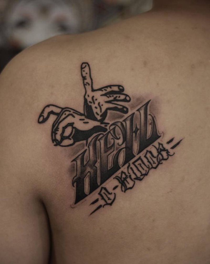 根据客户要求设计花体字纹身图片_肩部背部花体字Old School纹身图案