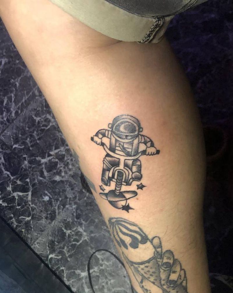 小小太空人纹身图片_腿部Old School纹身图案