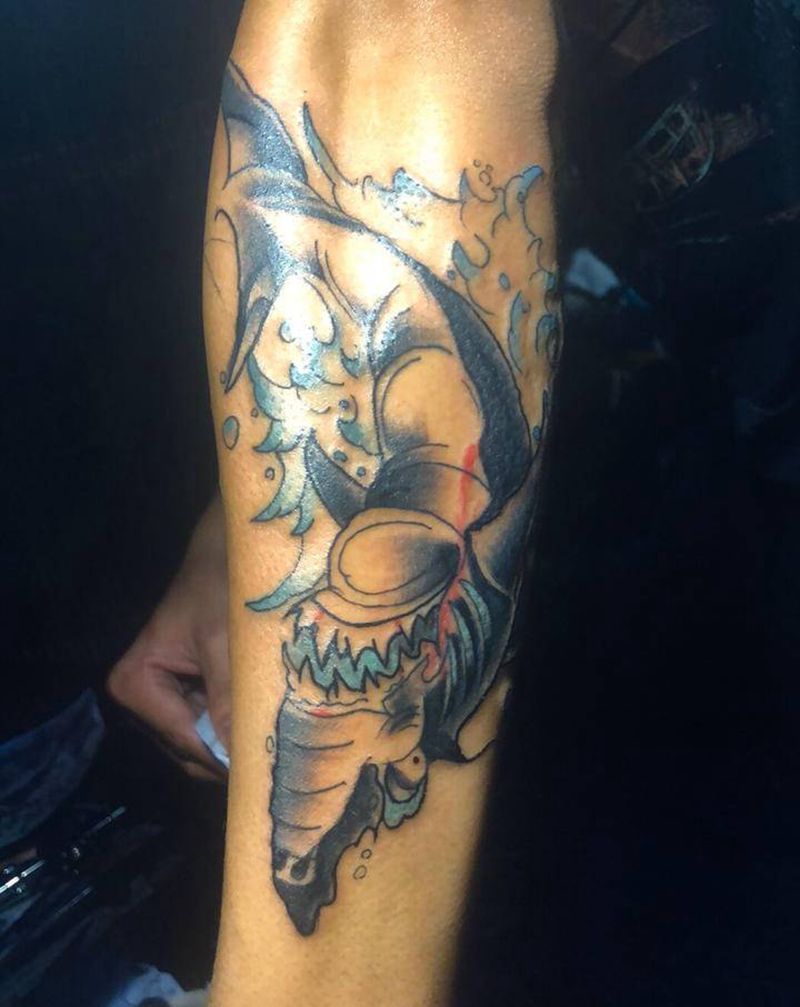 鲨鱼纹身图片_手部新传统纹身图案