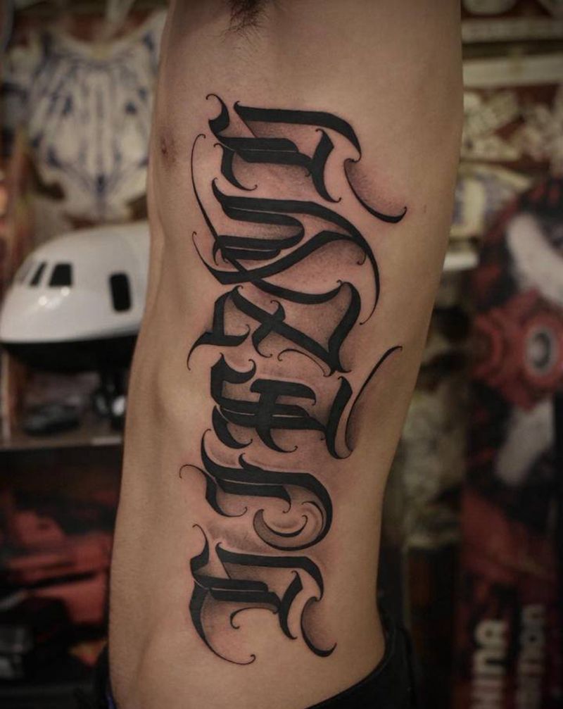 侧腰花体字纹身图片_腰部腹部花体字纹身图案