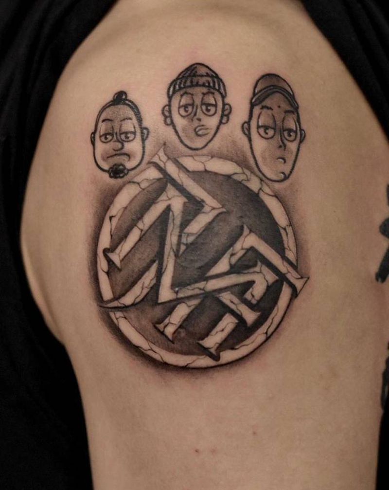 顽童logo遮盖纹身图片_手臂手部欧美写实New School纹身图案