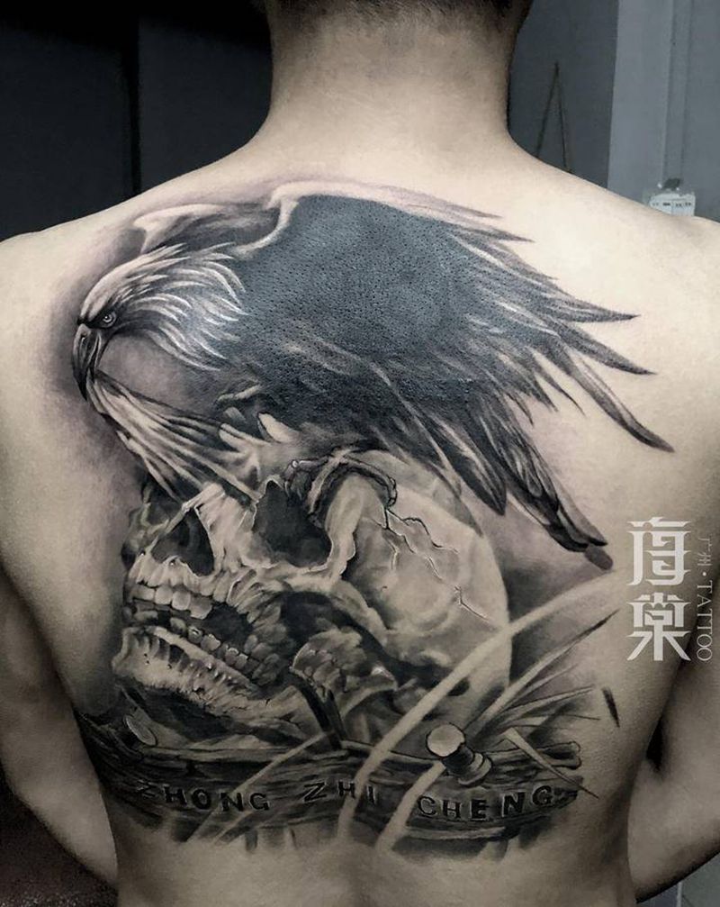 鹰啄骷髅头遮盖纹身图片_背部欧美写实纹身图案