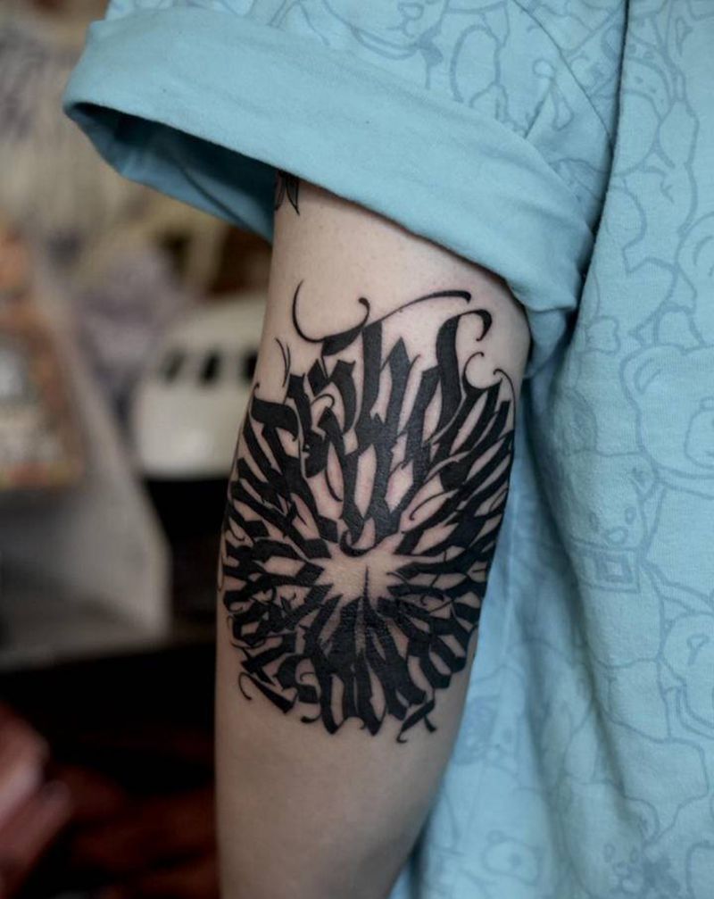 花体字肘纹身图片_手部手臂花体字New School纹身图案