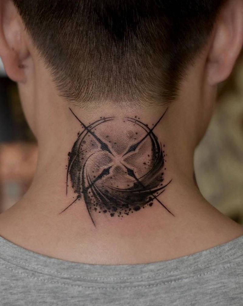 月亮X纹身图片_颈部欧美写实花体字纹身图案