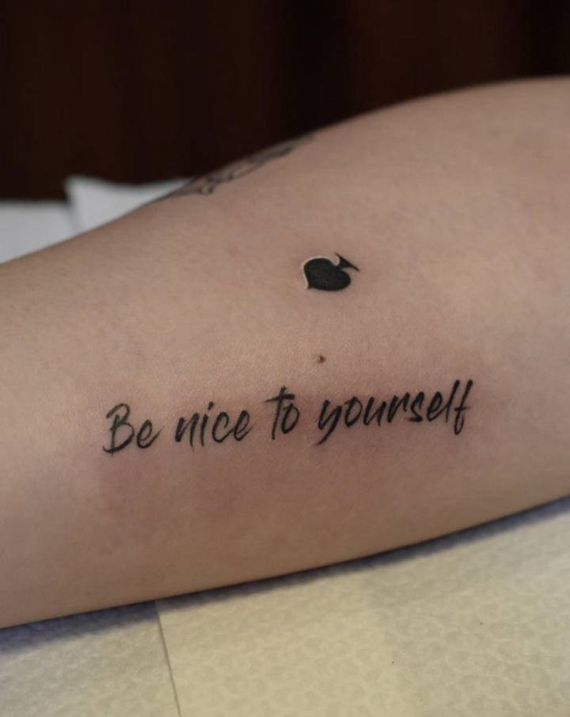 黑桃♠️字母纹身图片_手臂手部花体字点刺纹身图案