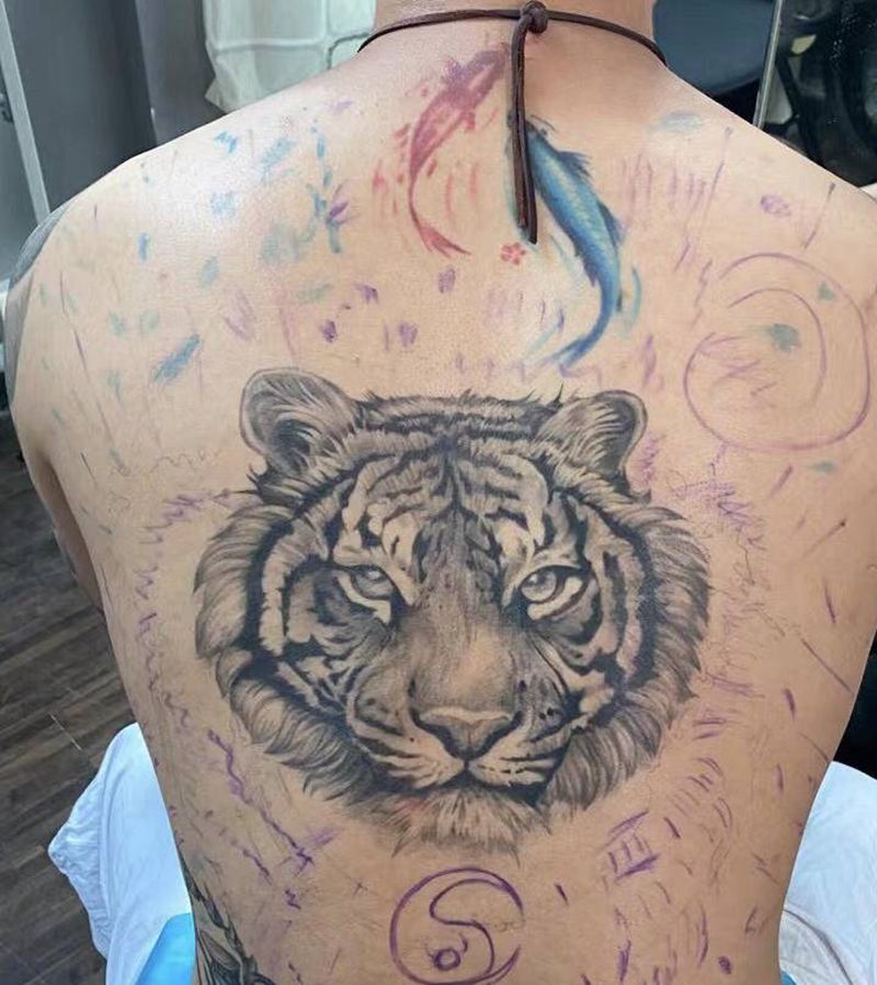 老虎头恢复半年纹身图片_背部欧美写实纹身图案