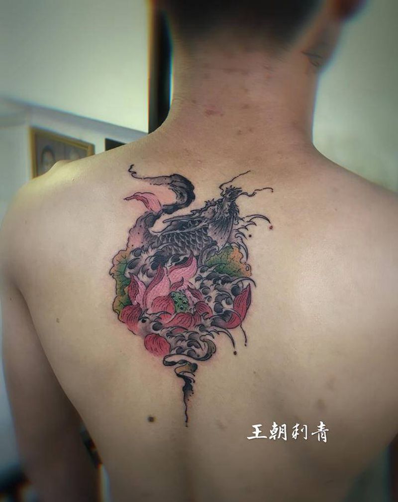 龙鱼纹身图片_背部新传统水彩龙鱼纹身图案