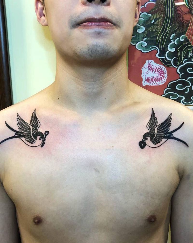 燕子纹身图片_肩部Old School纹身图案