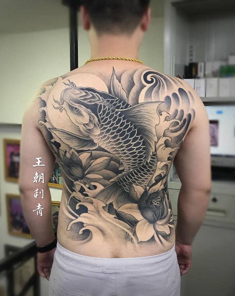 鲤鱼纹身图片_背部新传统鲤鱼纹身图案