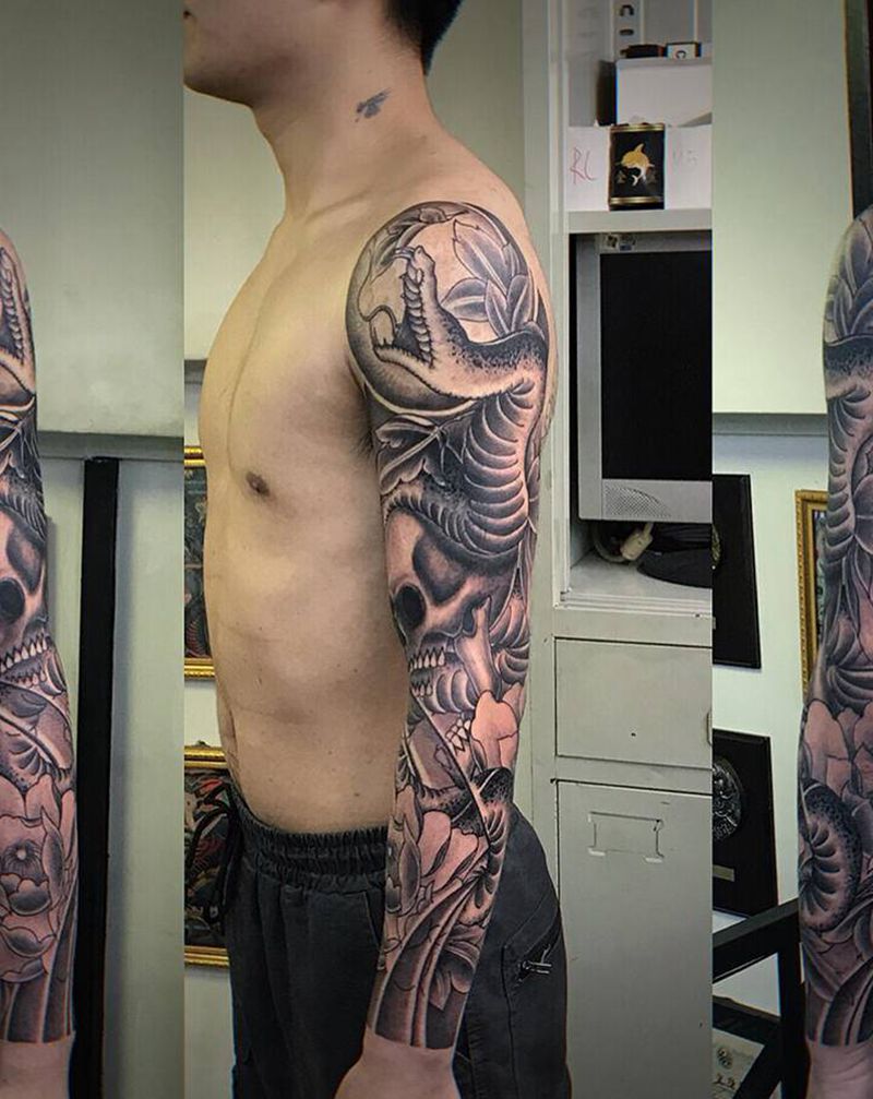 花臂纹身图片_手臂新传统花臂蛇纹身图案