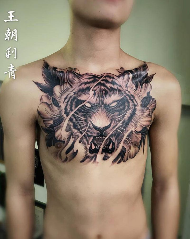 花胸老虎纹身图片_胸部新传统老虎纹身图案