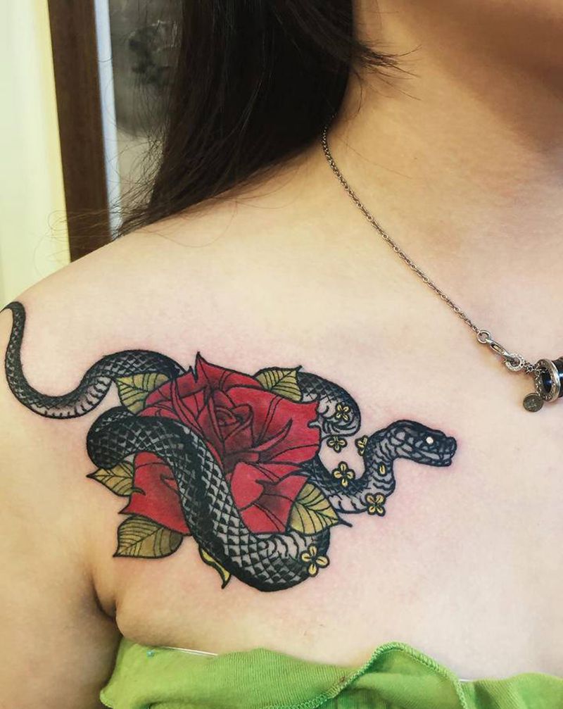 蛇纹身图片_胸部Old School纹身图案