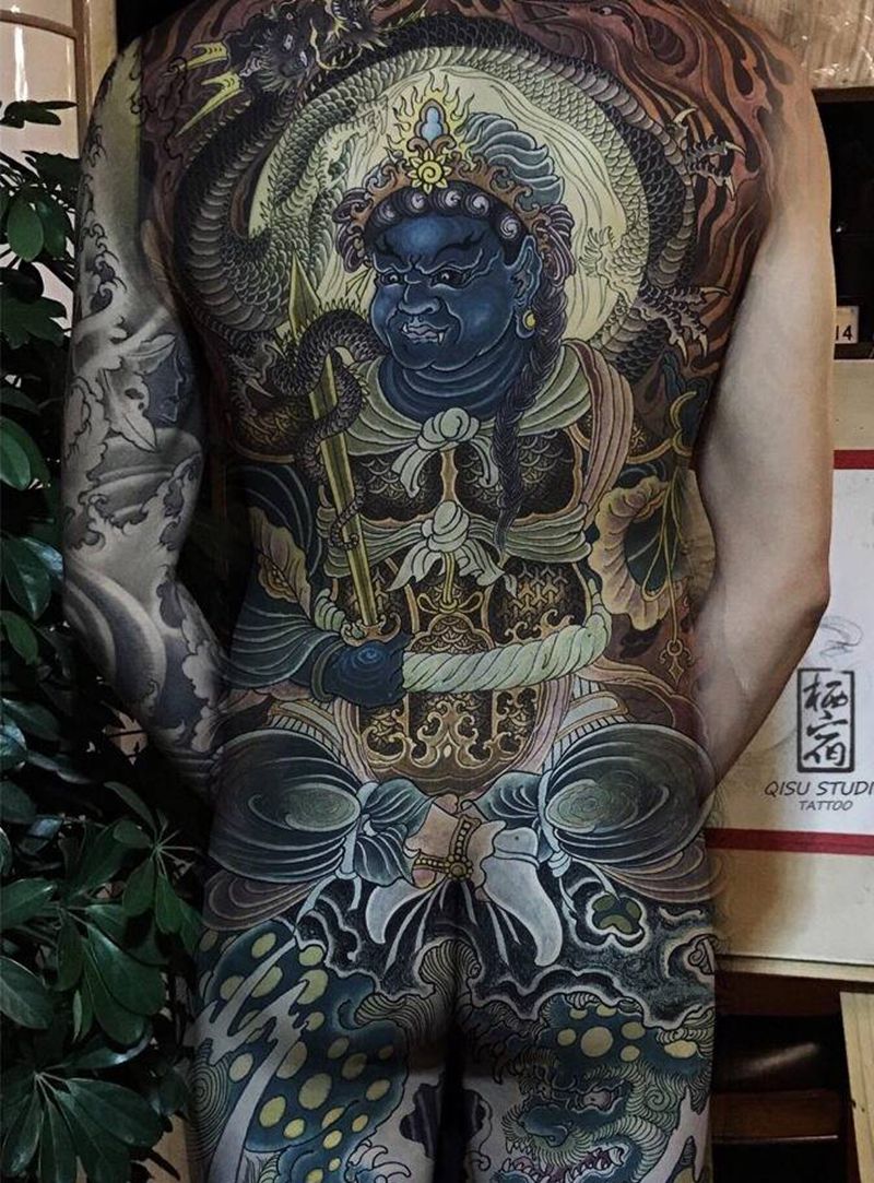 手稿招模特纹身图片_背部新传统纹身图案