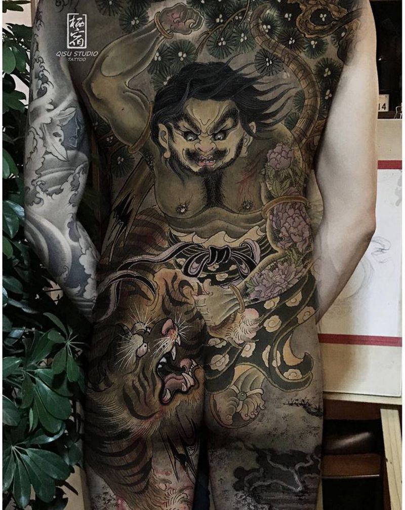 手稿招模特纹身图片_背部新传统纹身图案