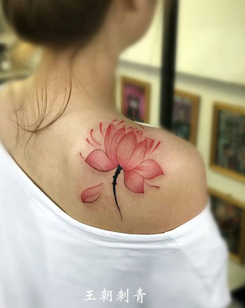 莲花纹身图片_肩部新传统水彩莲花纹身图案