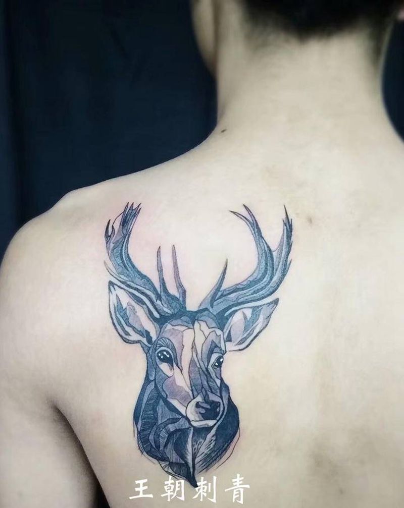 鹿纹身图片_背部几何点刺鹿纹身图案