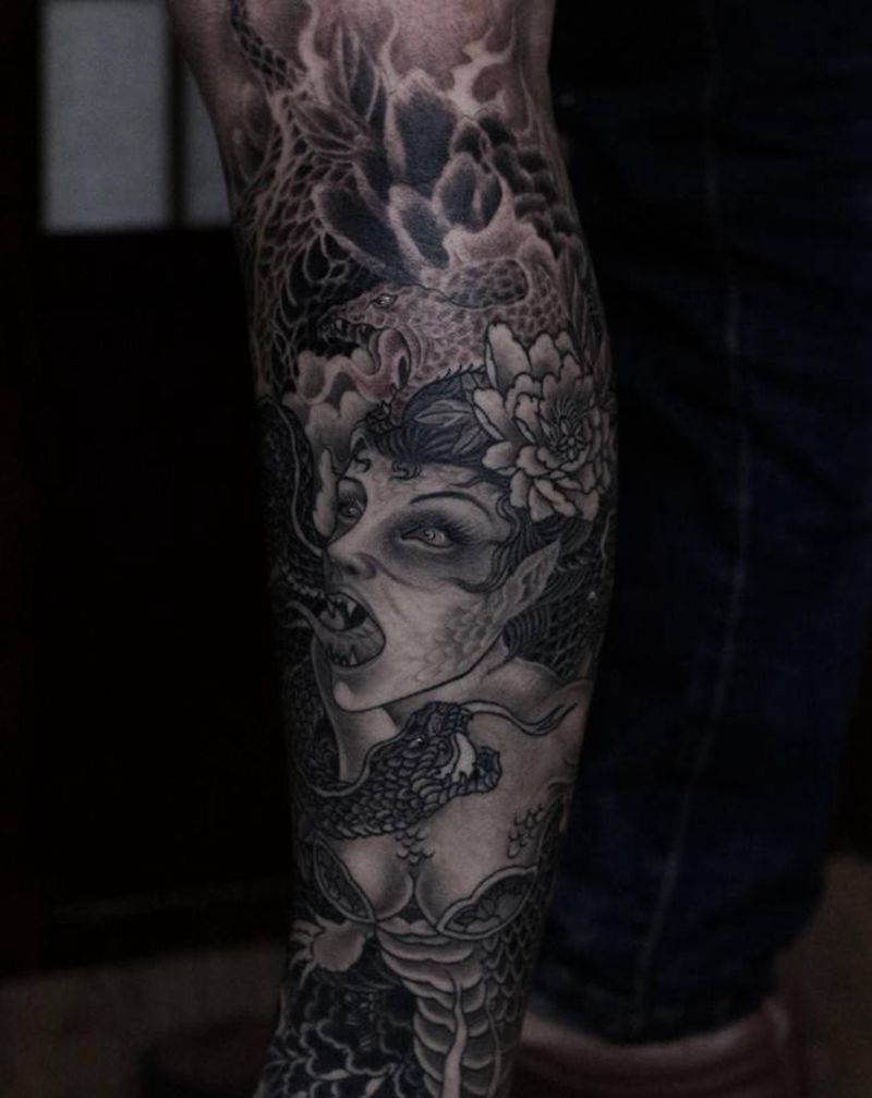 原创美杜莎纹身图片_腿部新传统纹身图案