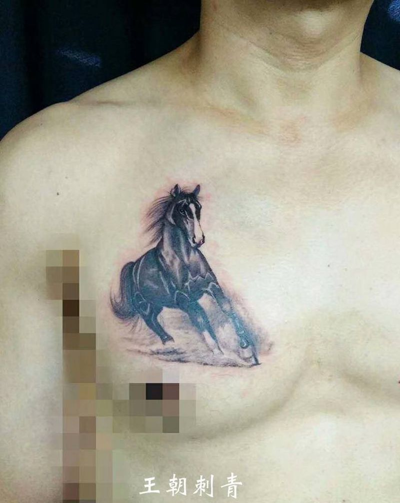 马纹身图片_胸部欧美写实马纹身图案