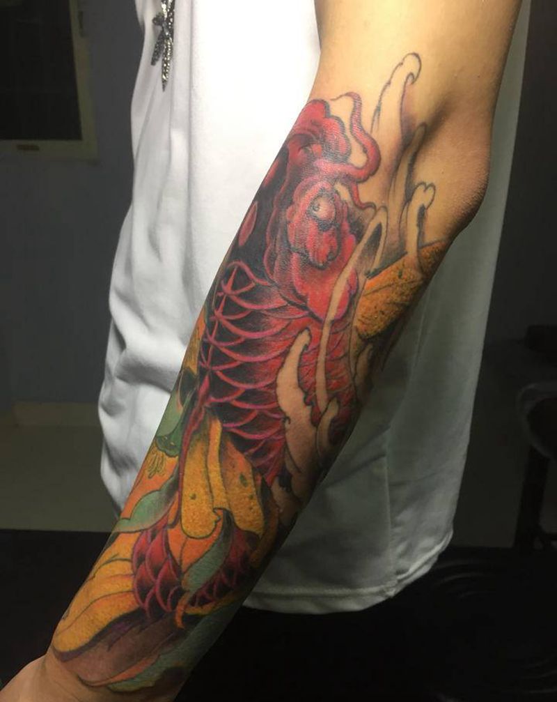 小臂大红鲤纹身图片_手臂新传统彩色鱼荷花纹身图案