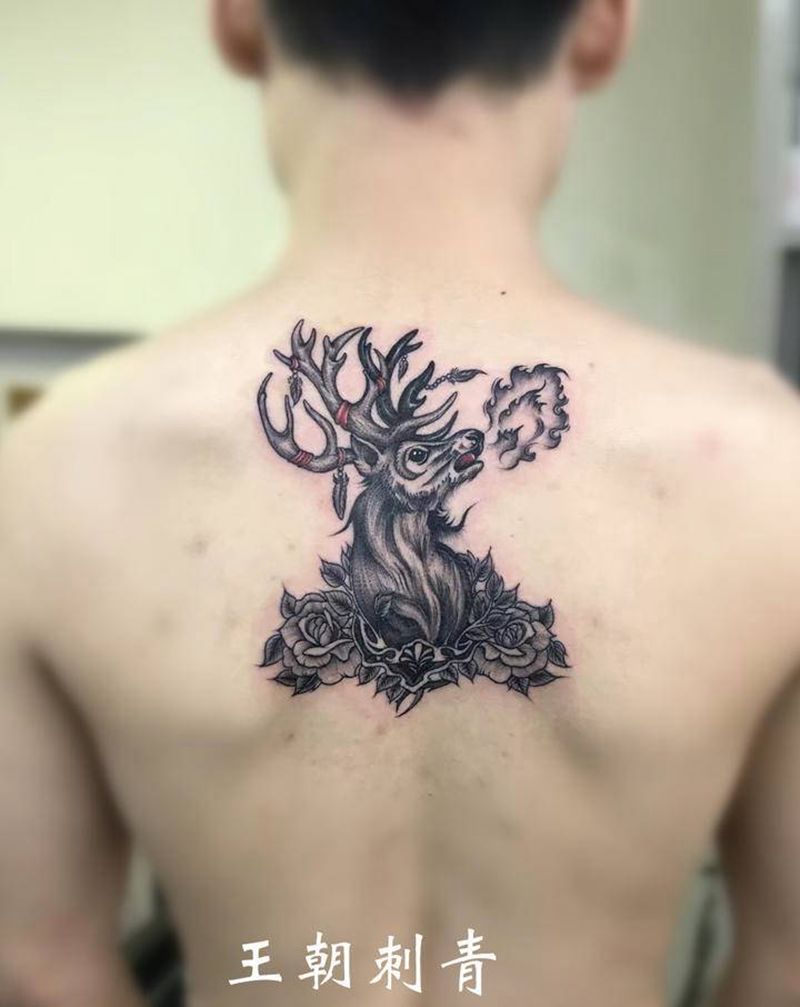 鹿纹身图片_背部新传统点刺鹿纹身图案