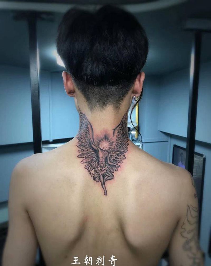 堕落天使纹身图片_颈部新传统脖子天使纹身图案