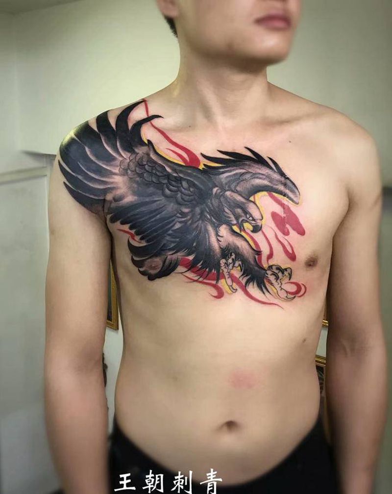 老鹰纹身图片_胸部新传统水墨花胸老鹰纹身图案