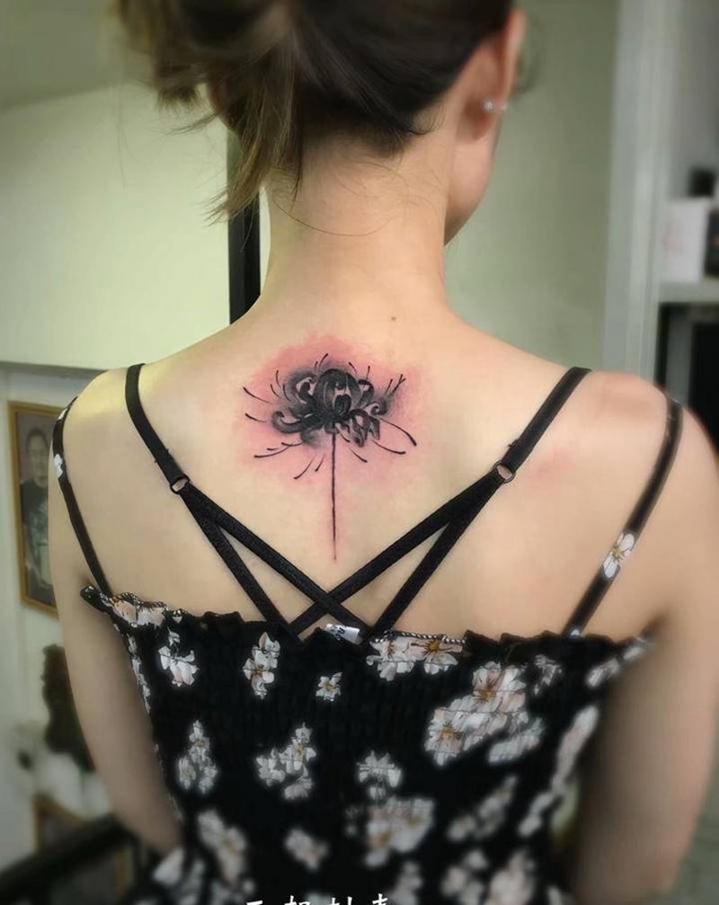 彼岸花纹身图片_背部新传统水墨彼岸花地图纹身图案