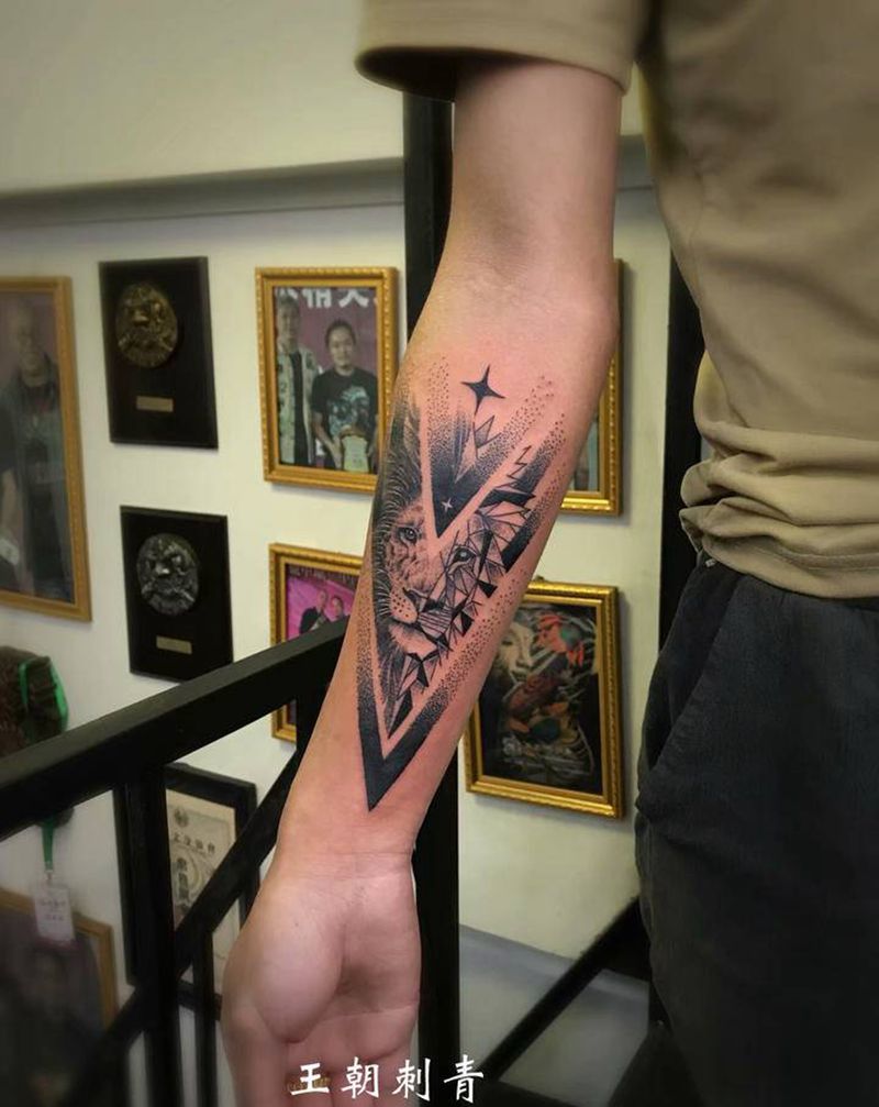 狮子纹身图片_手臂新传统点刺狮子纹身图案