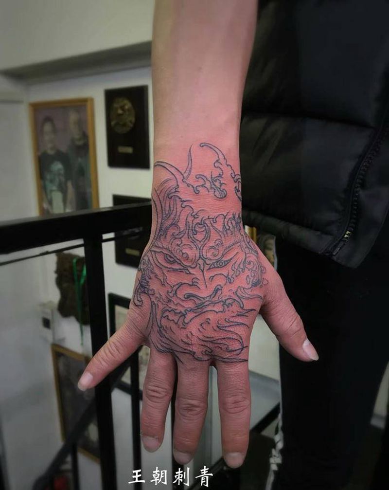 唐狮纹身图片_手部新传统唐狮手背纹身图案